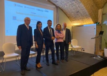 Turismo: Raggi, ‘Roma guarda con attenzione a sostenibilità’
 