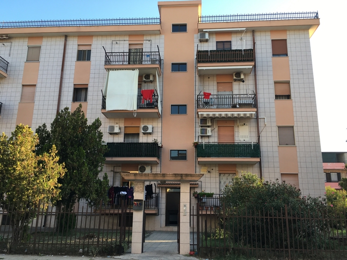 Uccide moglie e figlie e si suicida