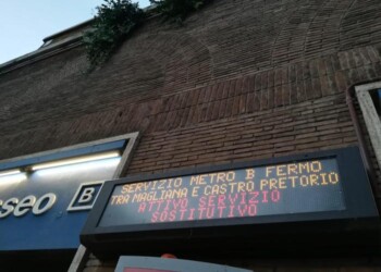 Uomo muore investito da metro a Roma