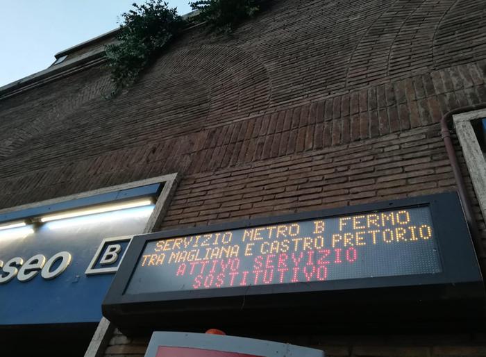 Uomo muore investito da metro a Roma