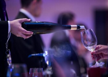 Vino: sommelier Ais, Guida Vitae 2020 premia pratiche green