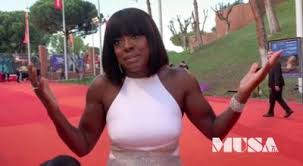 Viola Davis, una venere nera in total white – Musa TV n. 44 del 30 ottobre 2019 