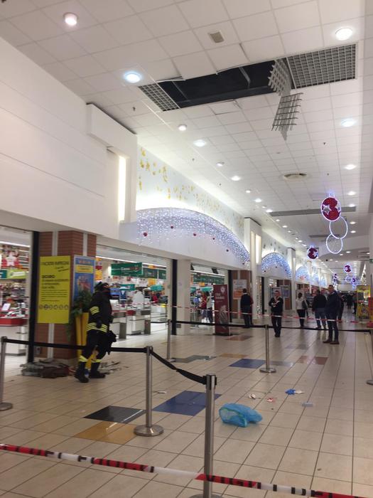 Dodicenne sfonda tetto plexiglas e cade