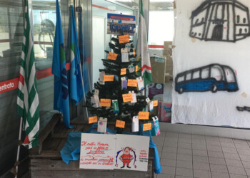 Albero Natale licenziati market Crotone