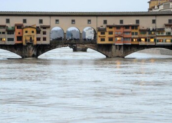 Arno sopra I livello guardia a Firenze