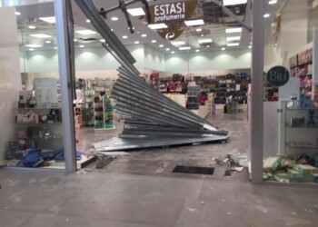 Auto come ariete in centro commerciale