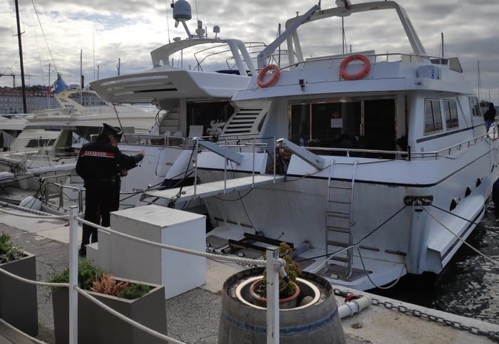 ‘Boat and breakfast’ abusivo, sequestro yacht 20 m a Trieste