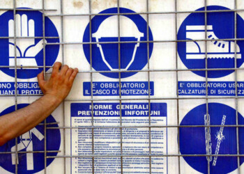 Cade da una scala e muore nel Reggiano