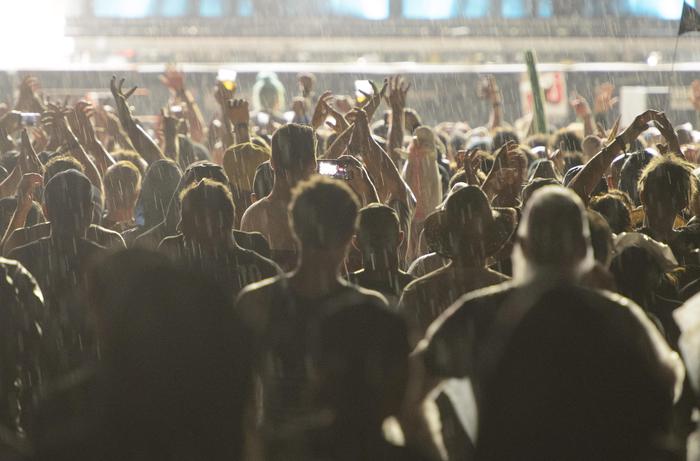 Cade in discoteca, grave 23enne