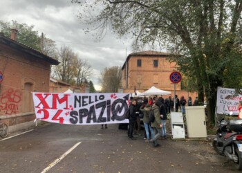 Centro sociale occupa ex caserma Bologna