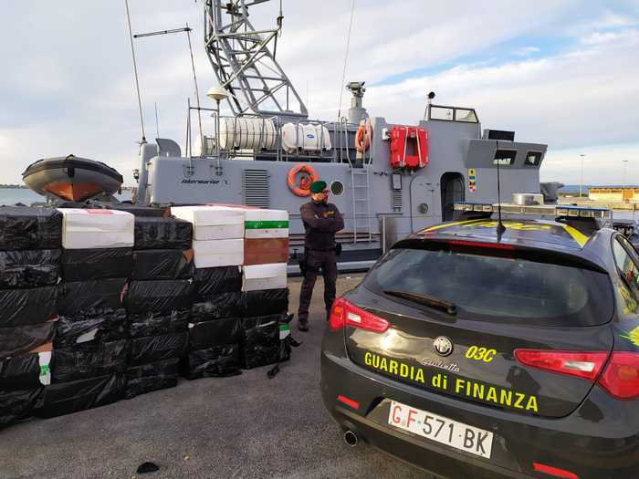 Contrabbando tabacchi: operazione Guardia di finanza, 17 arresti in Sicilia