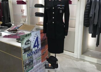 Divise Arma in vetrine per 4 novembre