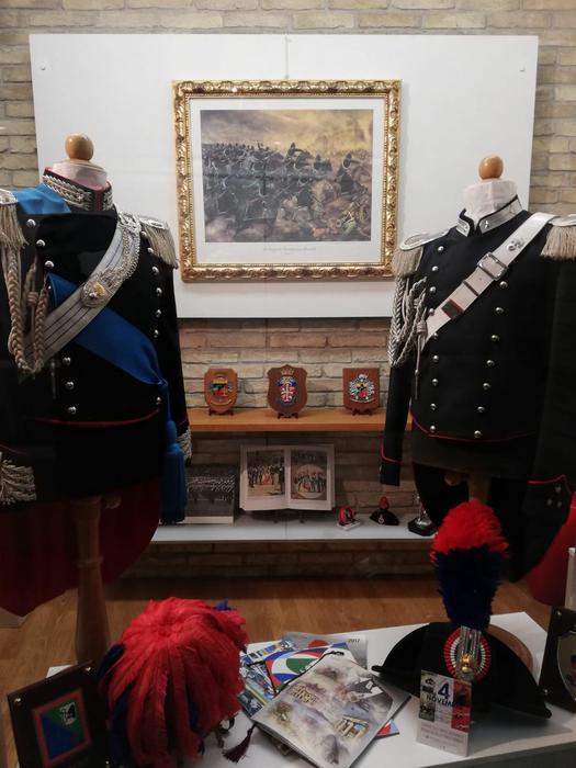Divise storiche carabinieri in vetrina