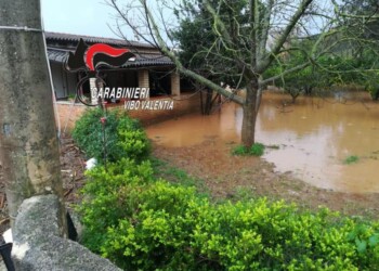 Esonda torrente, anziani salvati da Cc