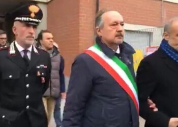 Folla commossa a camera ardente pompieri