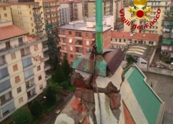 Fulmine ‘centra’ campanile a Firenze