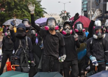Hong Kong: in migliaia a sit-in