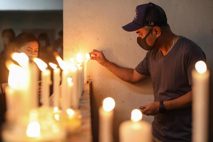 Hong Kong: veglia per lo studente morto