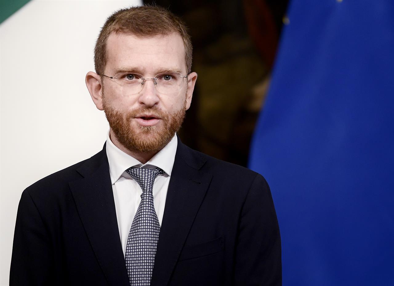 Il colpo di genio del ministro Provenzano, lasciar chiudere l’Ilva e criticare Milano