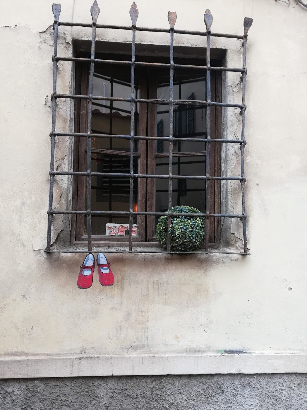 Footloose_footloose : Giornata Mondiale contro la Violenza sulle Donne, a Firenze le finestre del centro storico raffigurano piedi e scarpe di personaggi celebri, per un’arte senza pensieri che fa sempre sbocciare il sorriso