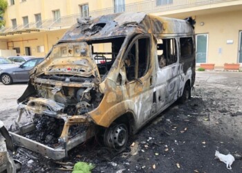 Incendiata ambulanza Croce Rossa Italaiana a Taranto