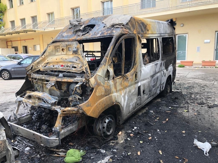 Incendiata ambulanza Croce Rossa Italaiana a Taranto