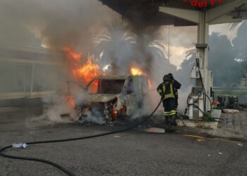 Incendio furgone in area servizio chiusa