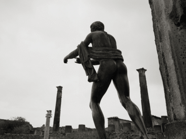 Kenro Izu, Tempio di Apollo, Pompei, 2016. Stampa in platino, cm. 42,2x55