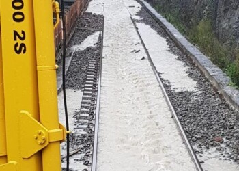 Maltempo:binari allagati, treno bloccato