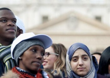 Migranti, quasi un miliardo di entrate fiscali se fossero regolarizzati