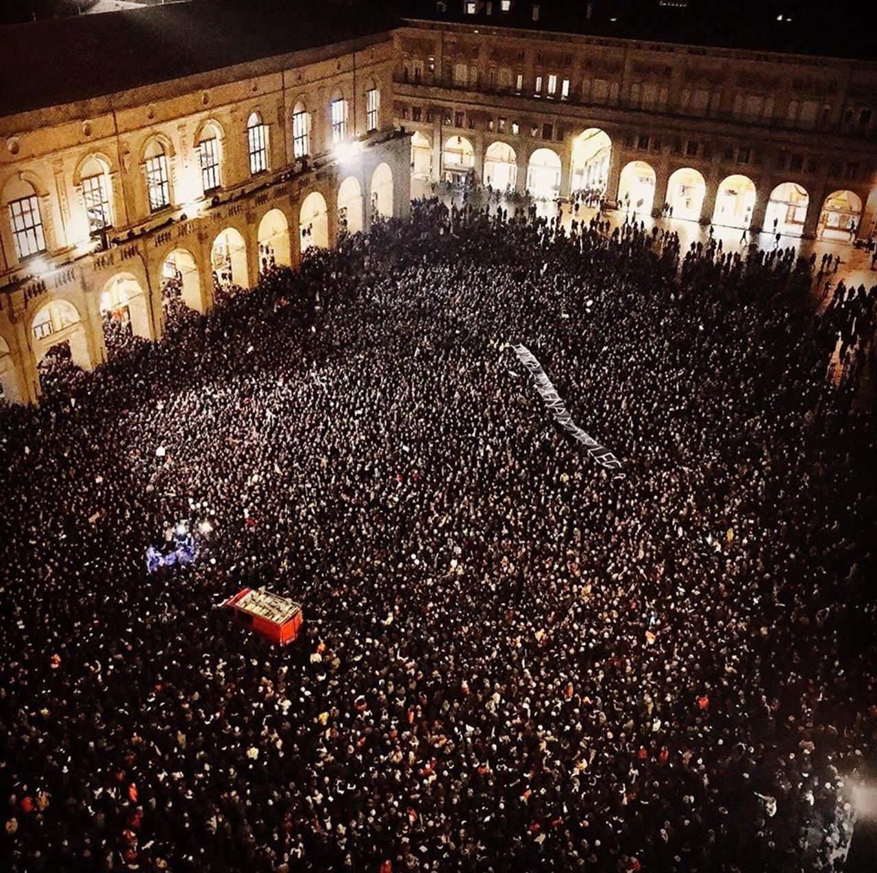 Piazza piena e critiche a Renzi, a Bologna il Pd riparte dai fondamentali