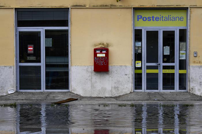 Poste: Toti contro chiusure uffici