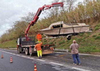 Rimossa imbarcazione sulla Domitiana