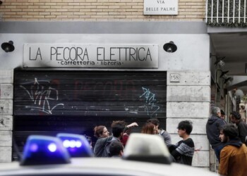 Rogo libreria, la solidarietà di Bologna