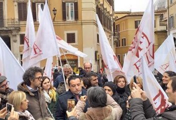 Scuola: Anief, centina di lavoratori a presidio davanti Montecitorio  