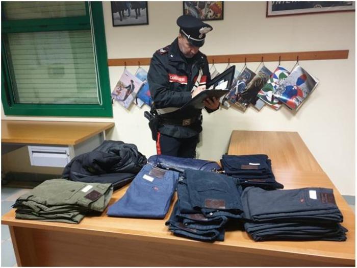 Sequestro abiti e accessori contraffatti