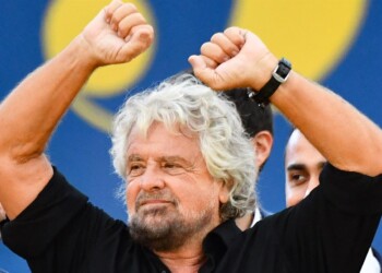 Siamo alle comiche finali: un intero Paese appeso agli umori di Beppe Grillo