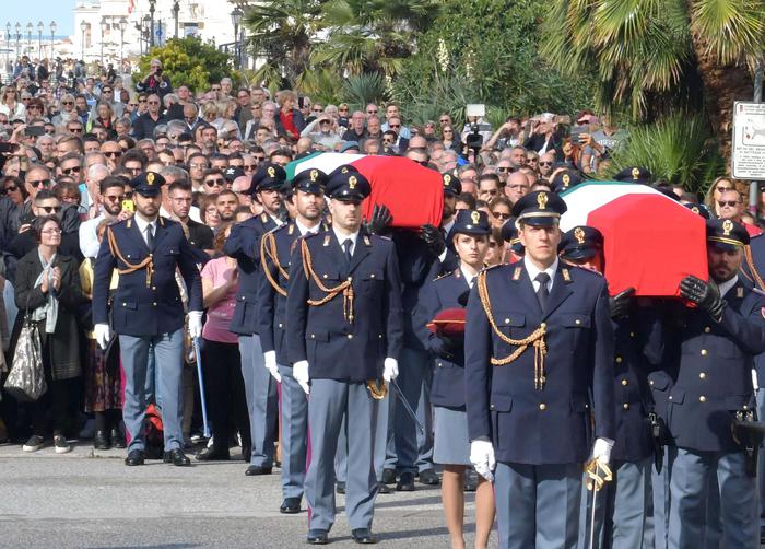 Sparatoria Questura: cittadinanza onoraria Trieste ad agenti