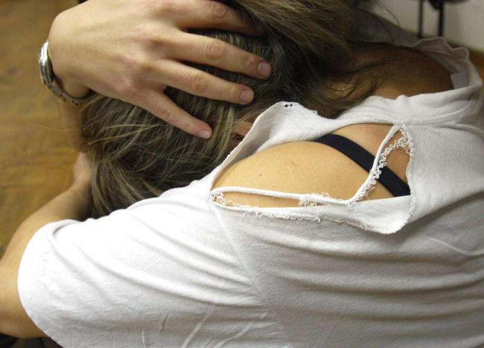 Stuprano mentre amico filma, arrestati