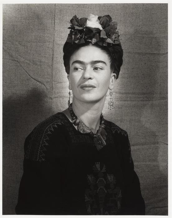 Tff: Frida Kahlo, artista martire in b/n e a colori