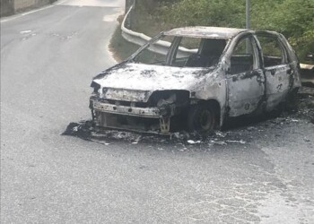 Trovato cadavere carbonizzato in auto
