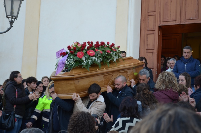 Uccisa a coltellate: folla a funerali