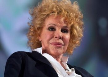 Vanoni ‘sbrocca’ in diretta: “Non si vede un cazz.., ricomincio” 