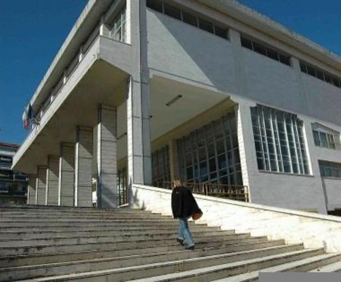 Vasto, a fuoco veicoli vicino Tribunale