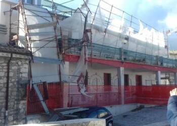 Vento forte, divelta impalcatura