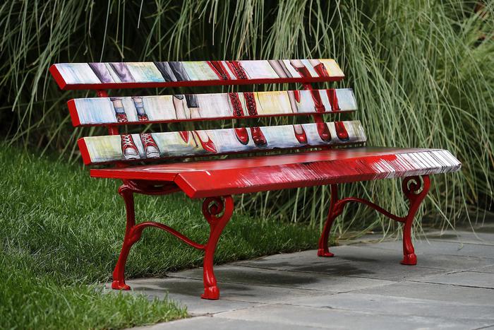 Violenza donne: l’Isola si colora di rosso per dire No