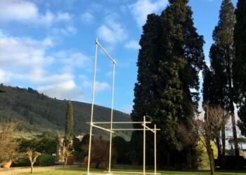 La mega sedia di Qiu Yi a Prato