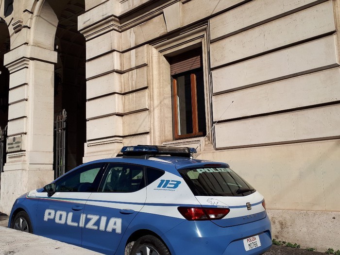 Accesso a sistemi informatici, arresti