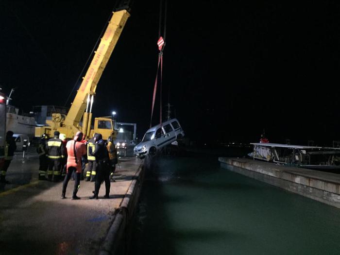 Auto in porto Termoli, morto conducente
