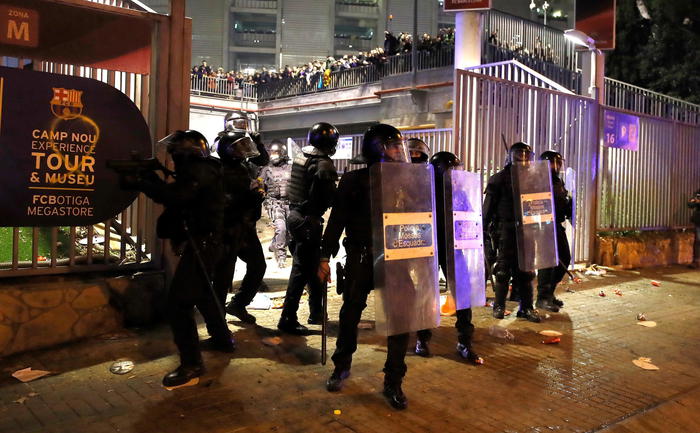 Barcellona, scontri separatisti-polizia